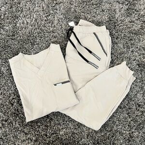 Men’s medium figs scrub set